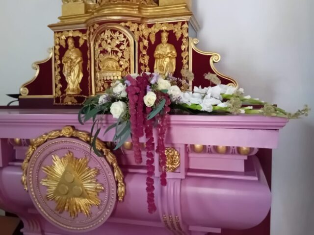 Huwelijksdecoratie kerk thema lila wit