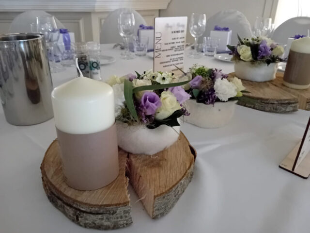 Tafeldecoratie huwelijk thema lila wit