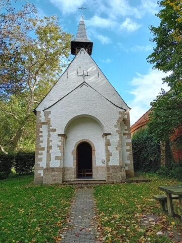Huwelijksdecoratie kerk thema lila wit
