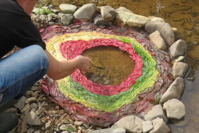 Land Art: blad applicatie op water / applying leaves on water