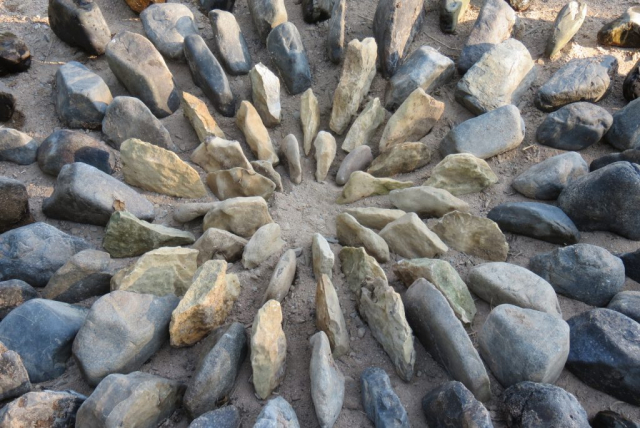 Land Art: stenen op kleur / stones arranged by color