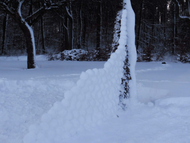 Land Art: gestapelde sneeuwballen / stacked snowballs