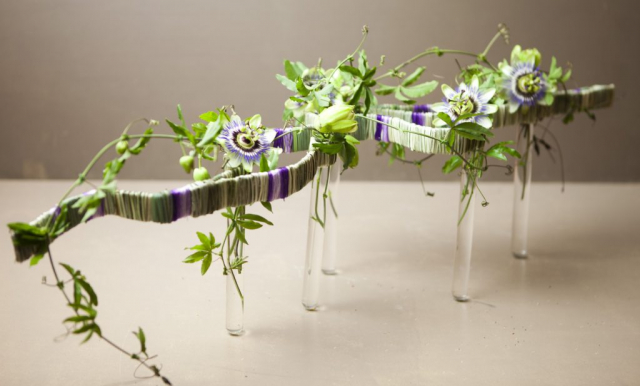 Bloemwerk zwevende constructie passiflora en grassen/ Floral Art floating construction passion flower grass